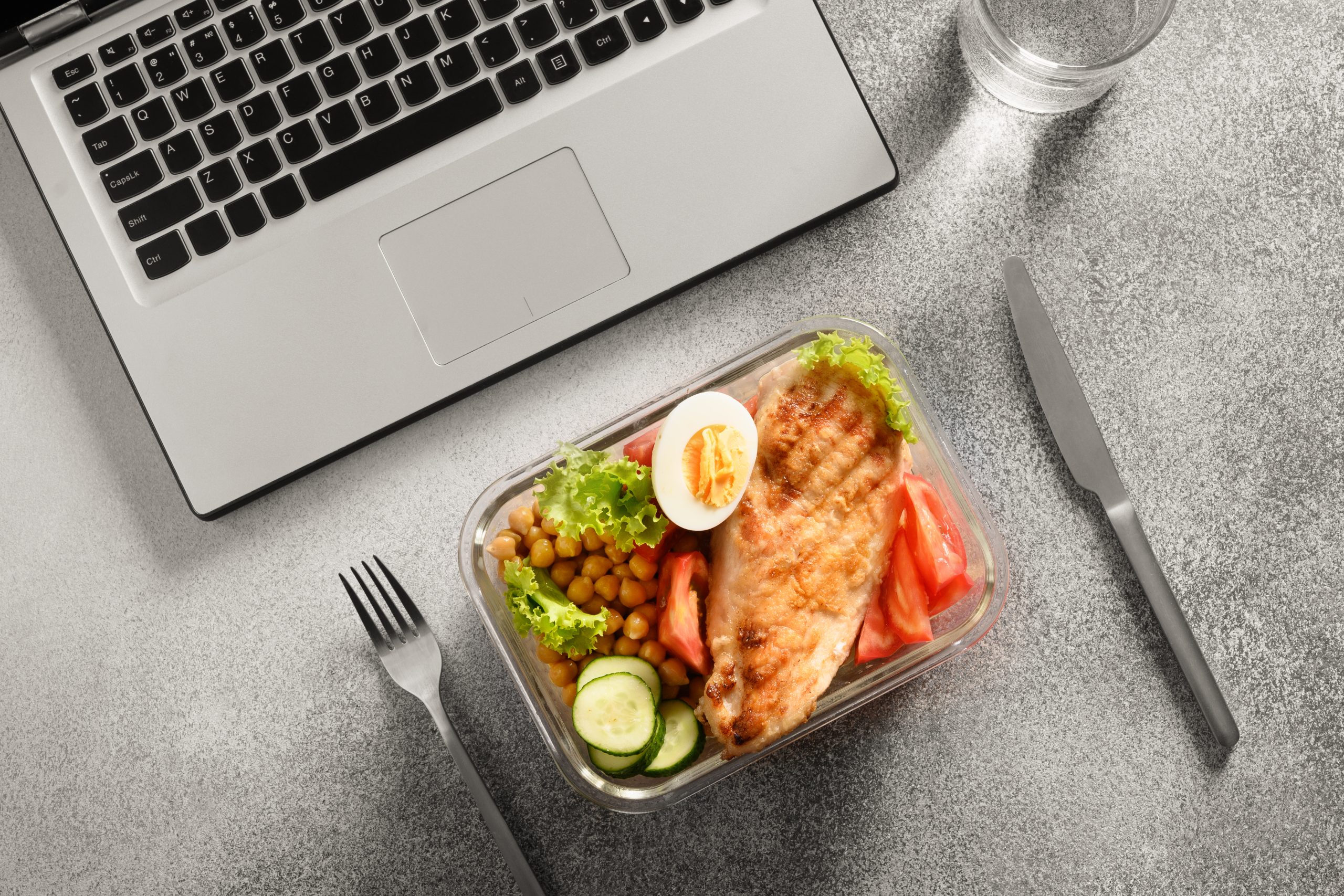 Schnelle und gesunde Ideen für ein proteinreiches Mittagessen – perfekt für arbeitsreiche Tage.